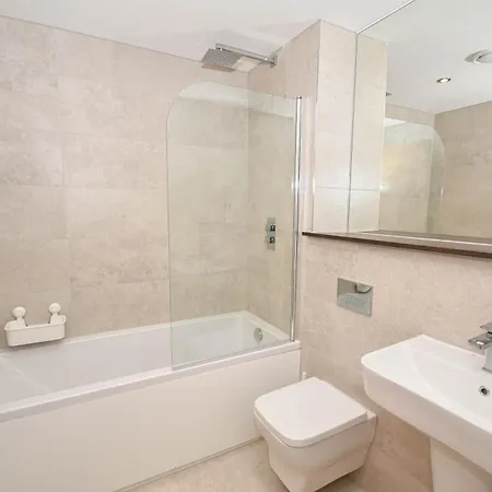 Apartment Modern 2 Bedroom In - Sleeps 5