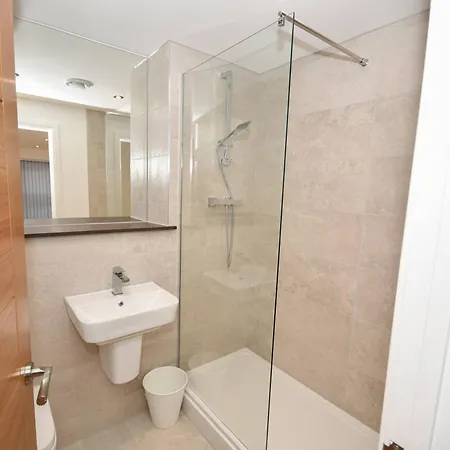 Apartment Modern 2 Bedroom In - Sleeps 5 *
